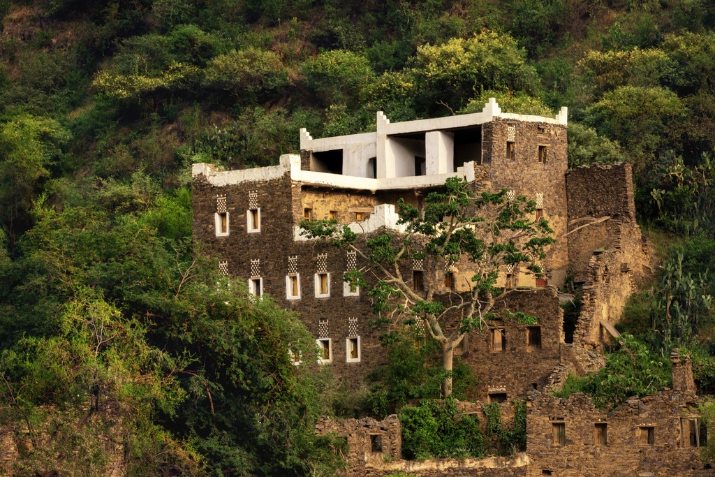 Rijal Almaa Tour with Honey Cave